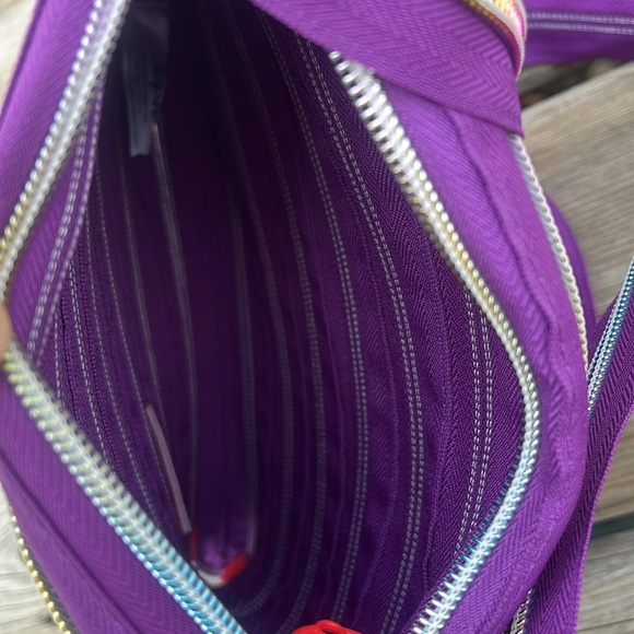 Zipit Crossbody Bag - Picture 3 of 10